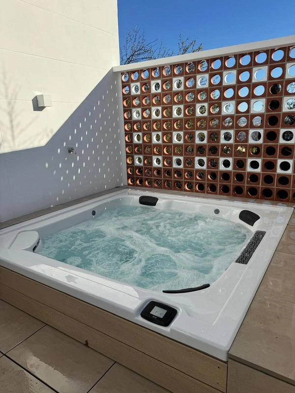 Spa Jacuzzi® encastré sur une terrasse en hauteur, posé à la grue
